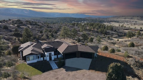 Private, 36 Acres, 6 Kings, HotTub, Views, Clean