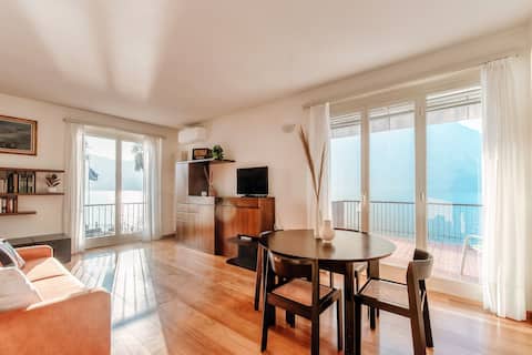 Apartment with Lakefront Terrace (Casa Cotima)