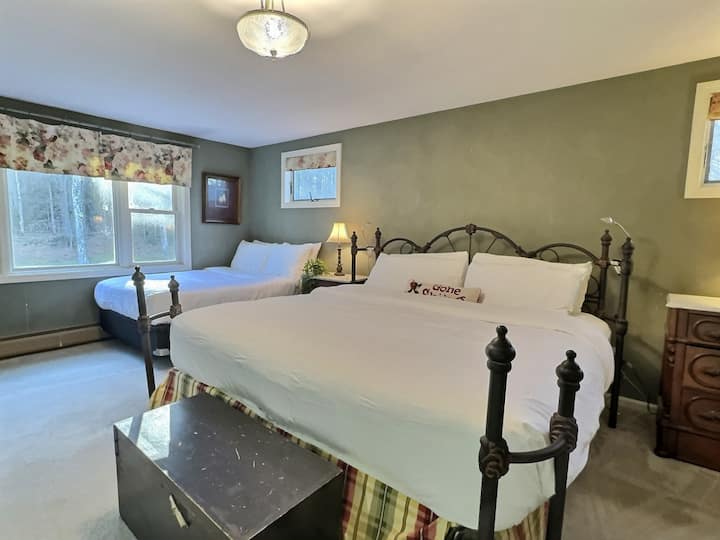 Დაიძინეთ მშვიდად ერთსაწოლიან და ორადგილიან საწოლებთან ერთად ერთ ოთახში.