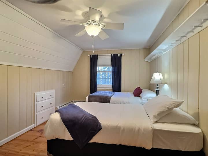 Კომფორტული საძინებელი ორადგილიანი და ერთადგილიანი საწოლით.