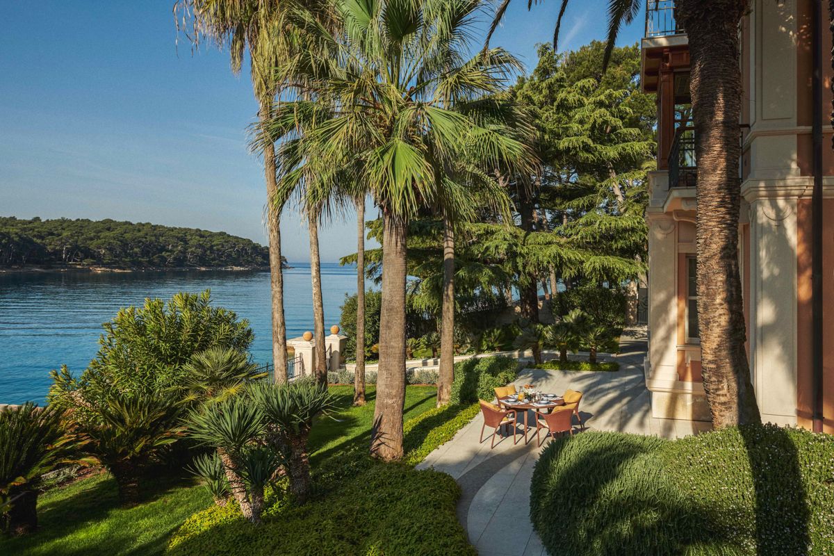 Terrazza giardino di Villa Mirasol accanto alla baia di Čikat
