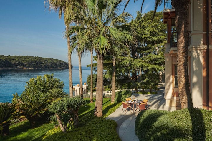 Terrazza giardino di Villa Mirasol accanto alla baia di Čikat
