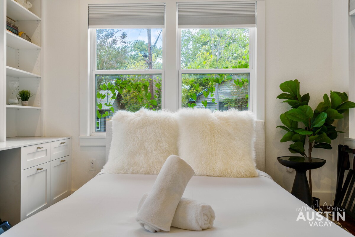 Pet-Friendly East Cesar Chavez Home Near Downtown!
