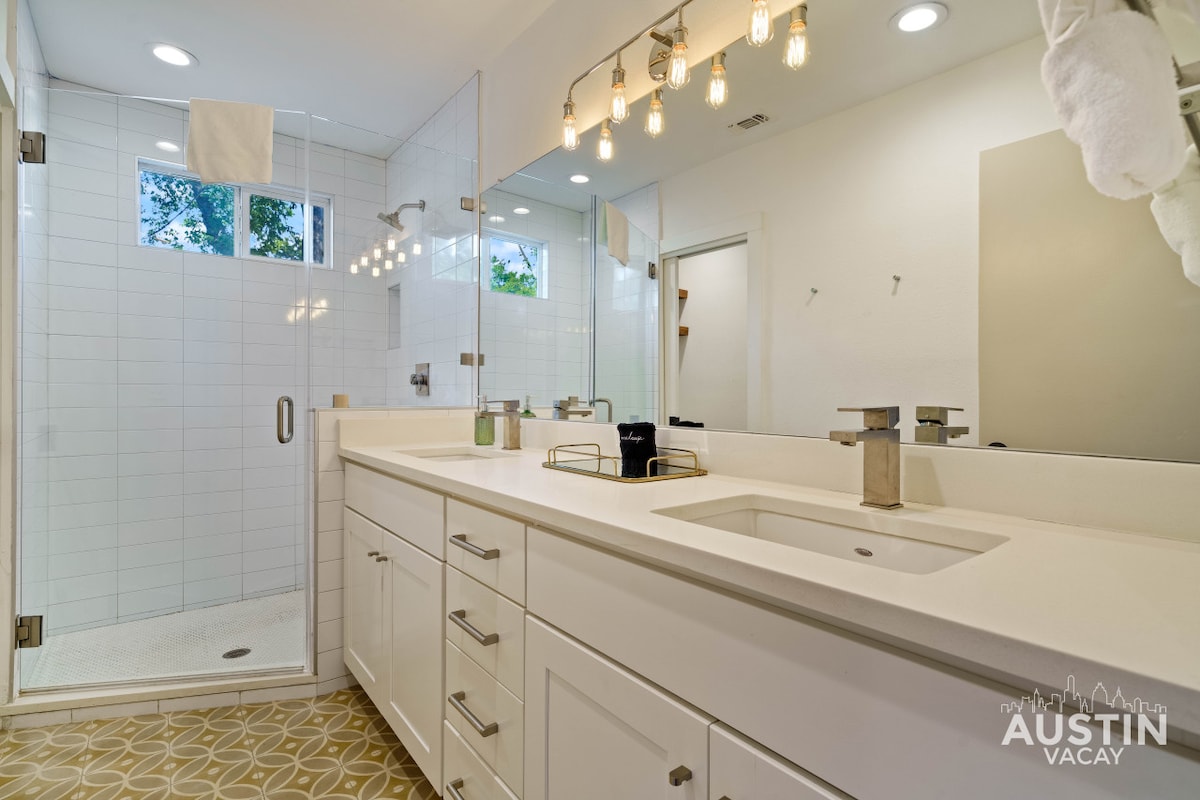 Pet-Friendly East Cesar Chavez Home Near Downtown!