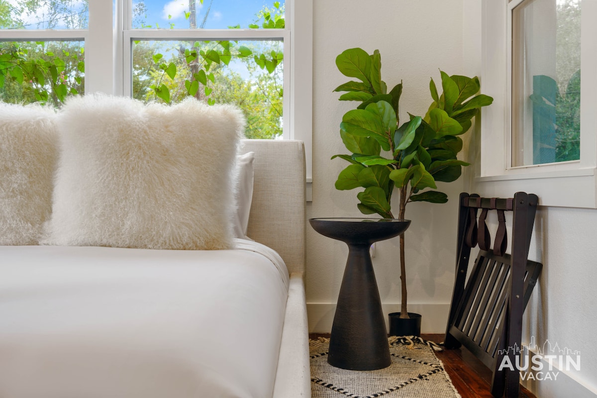 Pet-Friendly East Cesar Chavez Home Near Downtown!