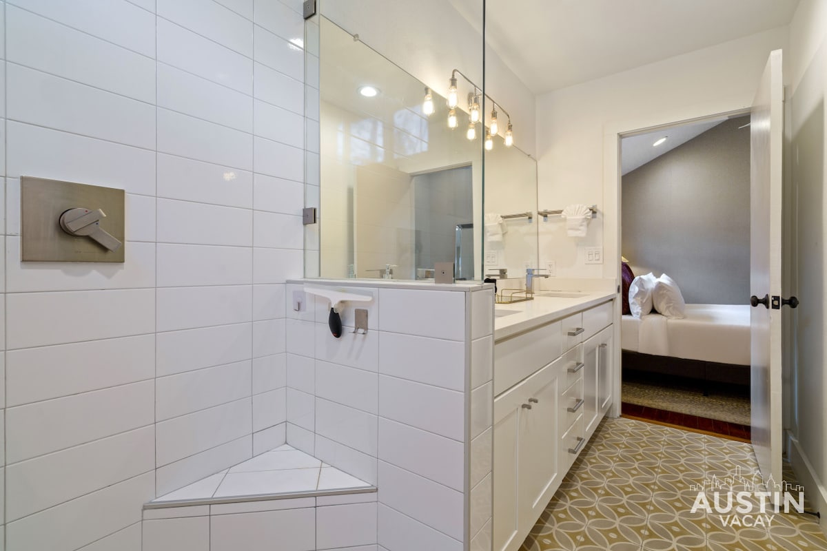 Pet-Friendly East Cesar Chavez Home Near Downtown!
