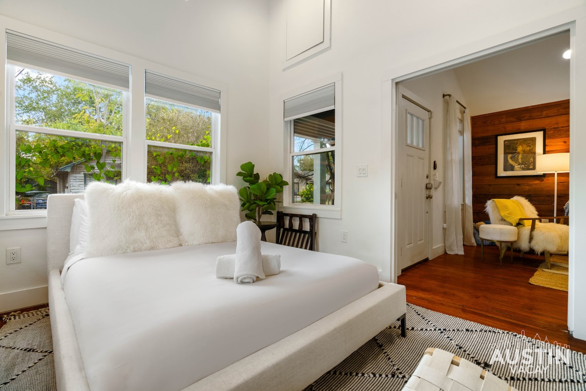 Pet-Friendly East Cesar Chavez Home Near Downtown!