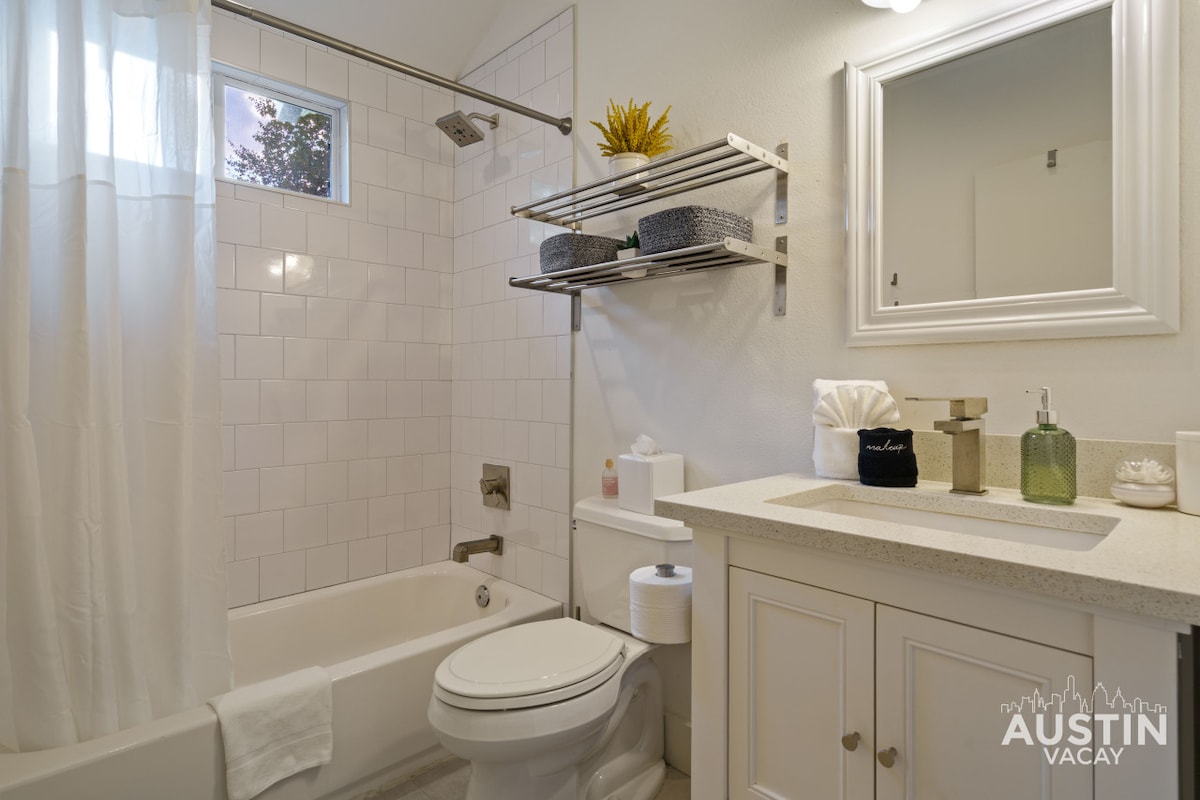 Pet-Friendly East Cesar Chavez Home Near Downtown!