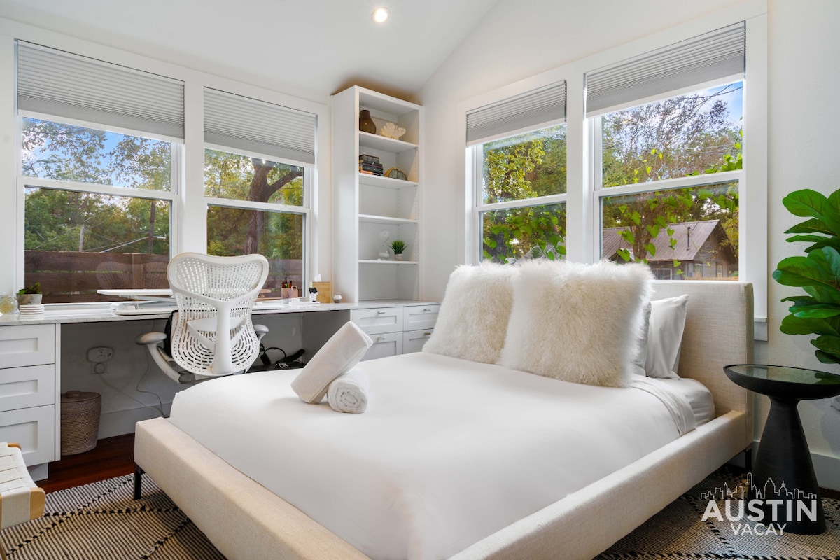 Pet-Friendly East Cesar Chavez Home Near Downtown!