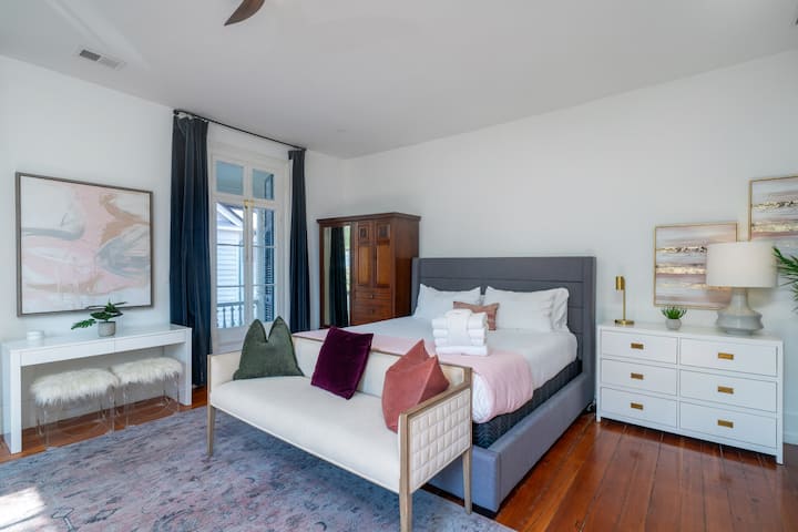 ห้องนอน 2 - ห้องเตียงคิงไซส์ชั้นบนพร้อมเตียงเมอร์ฟี่ควีนไซส์