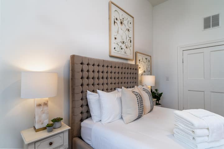 ห้องนอน 1 - ห้องควีนไซส์ชั้นล่าง