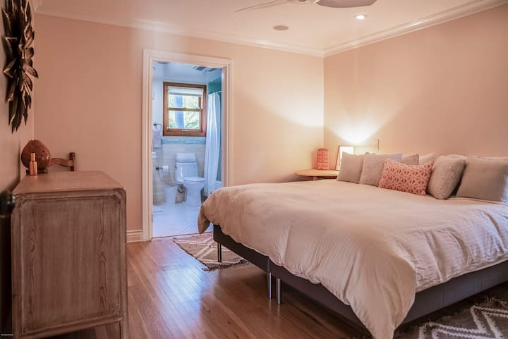 ห้องนอนใหญ่มีเตียงขนาดคิงไซส์เครื่องนอนนุ่มสบายมีผ้าปูที่นอนใหม่และผ้าเช็ดตัวให้