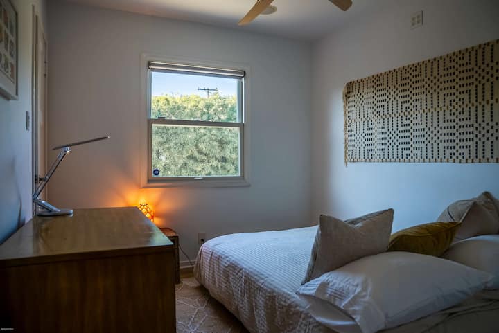 ห้องนอนผู้เข้าพักพร้อมเตียงโซฟาและผ้าปูที่นอนใหม่