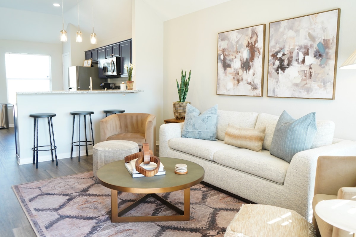 Popular Airbnb listing: Cozy Home - Sleeps 8 - Near Texas A&M in College Station