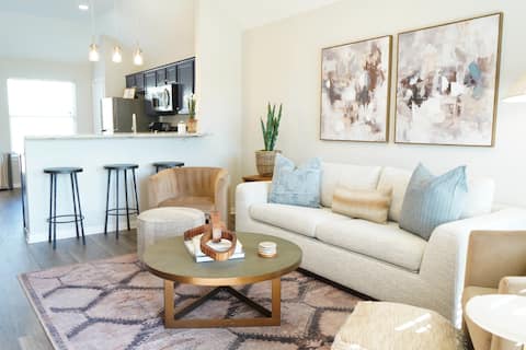 Popular Airbnb listing: Cozy Home - Sleeps 8 - Near Texas A&M in College Station