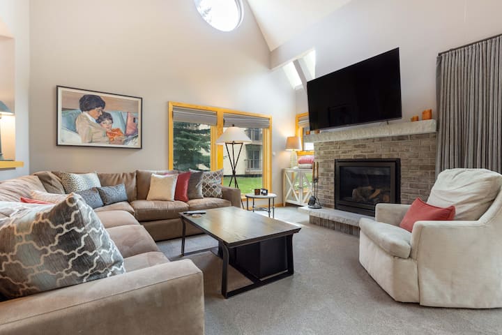Walk To The Lifts! Corner Property With Large Deck - Keystone, CO