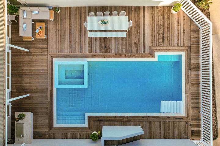 La Casa Bella | Pool, Spa & Sauna gallery image 5