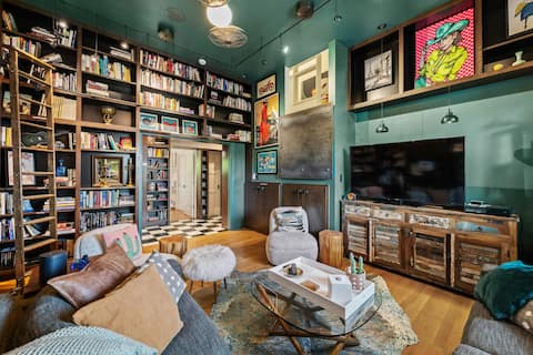 Top performing Airbnb: Novel Retreat | Hot Tub | Sauna | Library | SoCo in St. Edwards