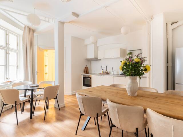 Sanders Noble – Fantastic 5-Bdr Apt in the Capital gallery image 2