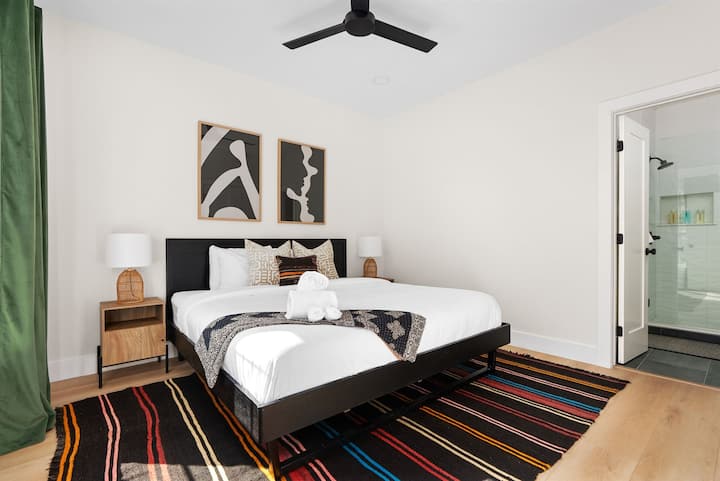 סוויטת King Bed שלנו קוראת בשמכם! עם חדר רחצה ושירותים פרטי במרחק צעדים ספורים...  תתעוררו רעננים ומוכנים לכבוש את היום! 