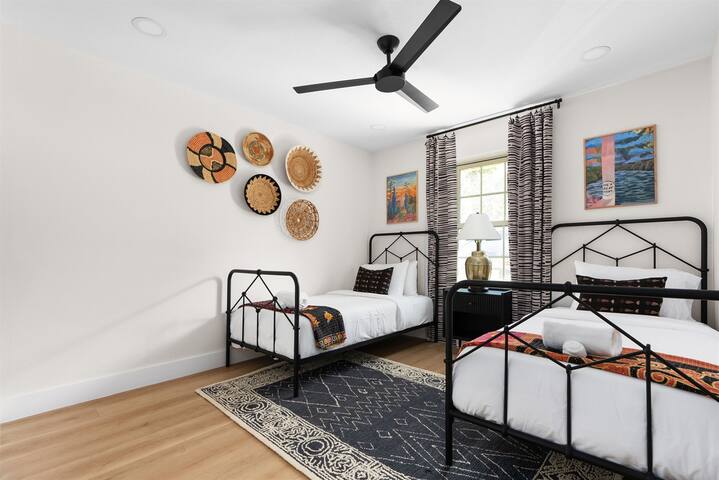 La Mariposa ~ Grand Oasis Big Luxury Home gallery image 4