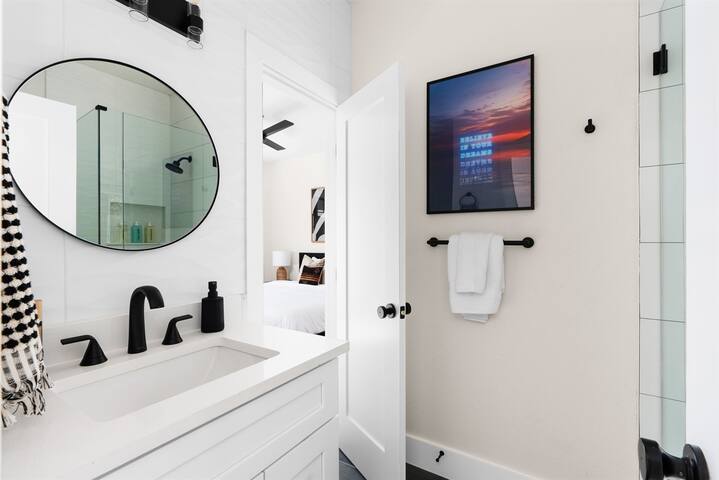 La Mariposa ~ Grand Oasis Big Luxury Home gallery image 2