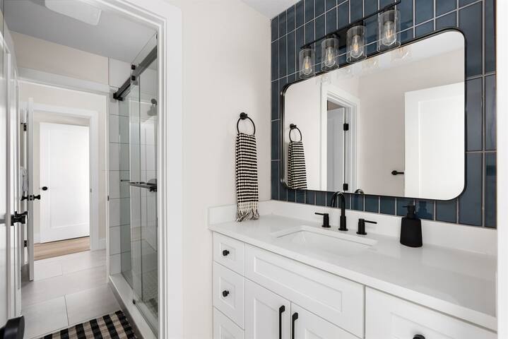 La Mariposa ~ Grand Oasis Big Luxury Home gallery image 3