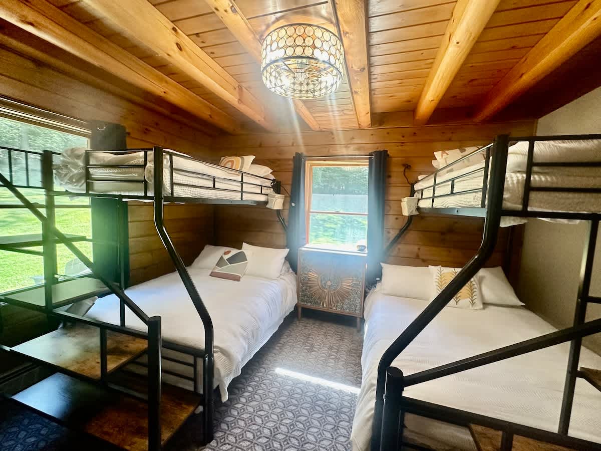 الطابق الأول - سرير مزدوج فوق أسرّة بطابقين ؛ يمكن الوصول إليها عن طريق السلالم ؛ مروحة سقف الثريا 