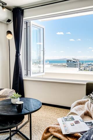 Cape Town City Holiday Apartment w Views for Days gallery image 5