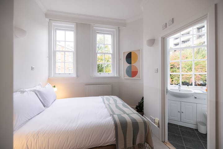 The Haven – Bright & Elegant 2BR in Victoria