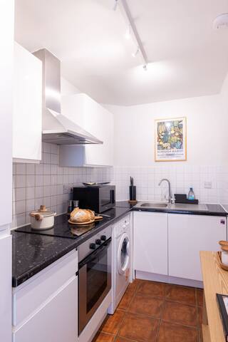 The Atrium: High Ceilings & Workspace, Victoria gallery image 4