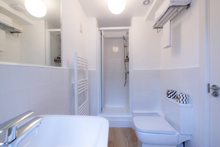 The Atrium: High Ceilings & Workspace, Victoria gallery image 5