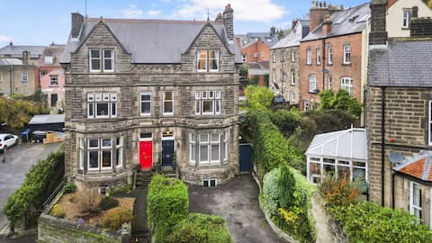 Spacious Victorian Home, Central Matlock | Hot tub