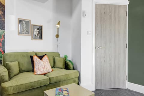 Top Airbnb: Compact 1-Bed Flat for Friends & Colleagues in Riverside