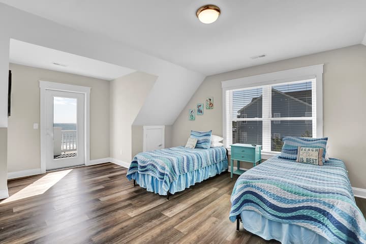 3: 2 kreveta za jednu osobu na katu s dva odvojena kreveta