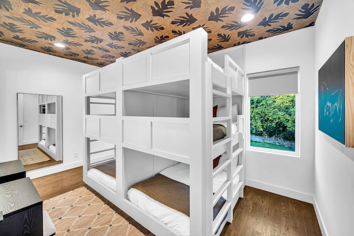 שדרגו את החופשה שלכם בנאשוויל בחדר קומתיים אופנתי זה, מושלם לקבוצות גדולות. תיהנו מעיצוב אופנתי ומיטות נוחות, כולם במרחק צעדים ספורים מההמולה במרכז העיר!