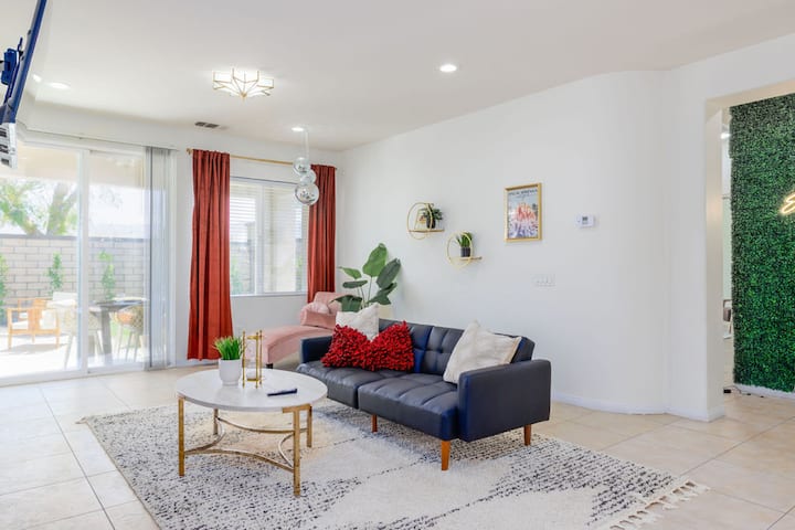 Espacio de estar luminoso y elegante con cómodos asientos