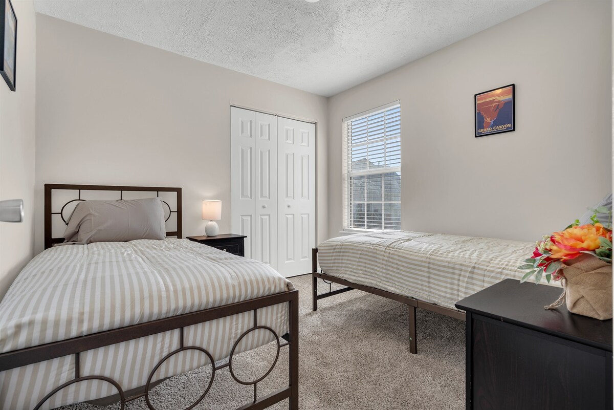 ห้องนอนที่ 1 และ 2 มีเตียงแฝดตู้เสื้อผ้าและที่เก็บของใหม่เอี่ยม 2 เตียงเพื่อให้เหมาะกับทุกความต้องการ มู่ลี่ความเป็นส่วนตัวสุดหรูแบบใหม่วางอยู่ในหน้าต่างเกือบทุกบานผ่านบ้านทั้งหลัง