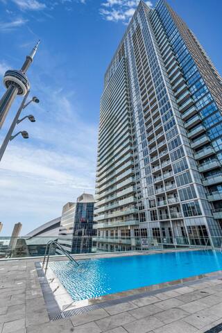3 BR w/ parking Downtown Toronto gallery image 2