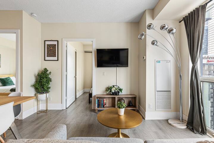 3 BR w/ parking Downtown Toronto gallery image 3