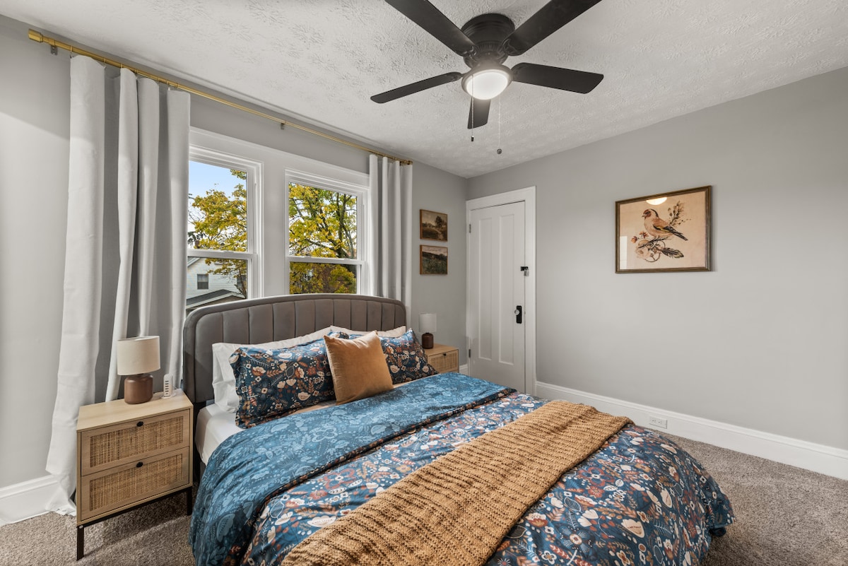 Დაისვენეთ ელეგანტურობაში, მეორე სართულზე მდებარე პლუშის საწოლზე, სადაც კომფორტი შეესაბამება სტილს.