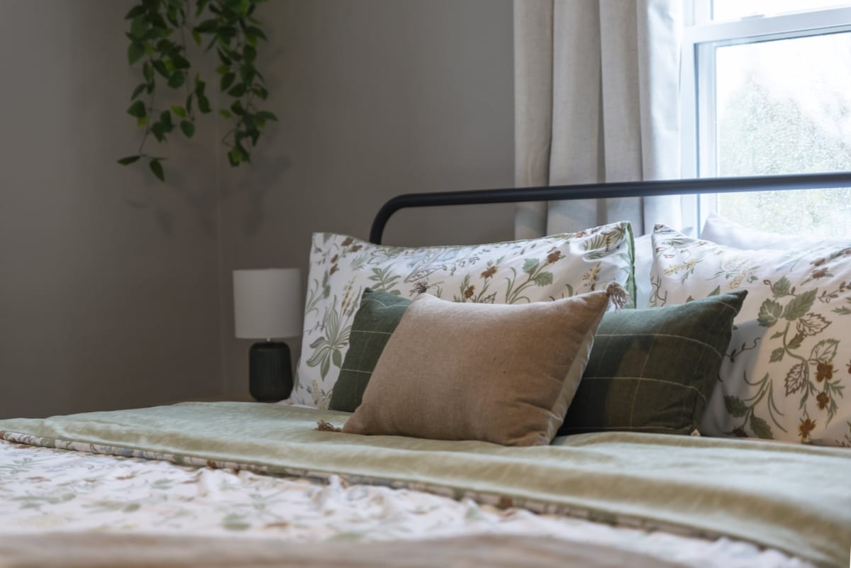 Გაატარეთ მშვიდი ღამე ჩვენს მეორე სართულის დიდ საძინებელში, რომელშიც არის დიდი ზომის საწოლი, ბრტყელეკრანიანი ტელევიზორი გართობისთვის, კარადა თქვენი ნივთებისთვის და ჭერის ვენტილატორი თქვენი კომფორტის გასაუმჯობესებლად.