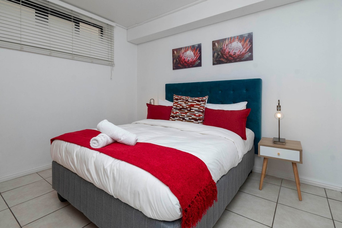 Насладете се на директна самостоятелна баня и лампи за четене за отдих.
Допълнителното спално бельо гарантира, че винаги се чувствате уютно,
което го прави идеалното място за презареждане.

