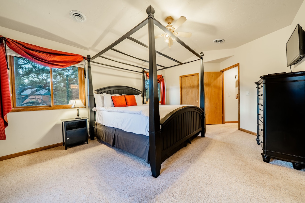 Spálňa s manželskou posteľou King má vlastnú terasu a kúpeľňu