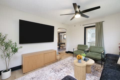 Sleeps 13| HotTub| Historic Renovation| Downtown