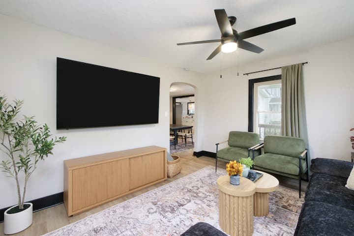 Sleeps 13| HotTub| Historic Renovation| Downtown