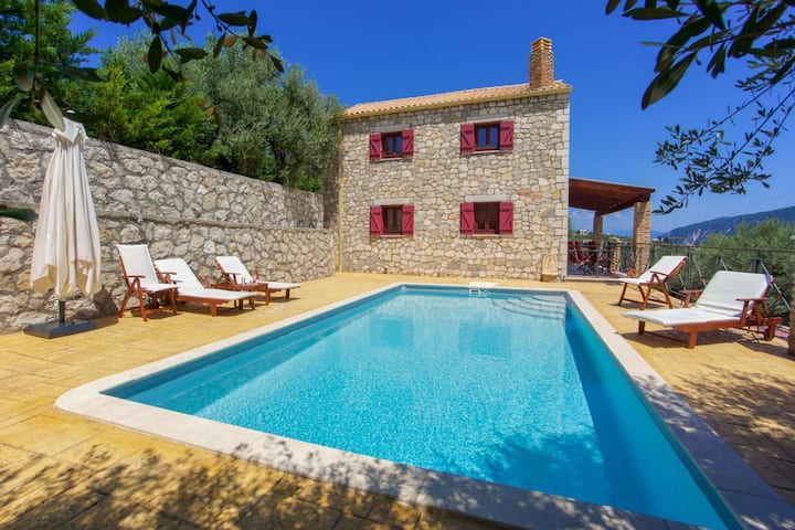 Crimson Villa - Итака