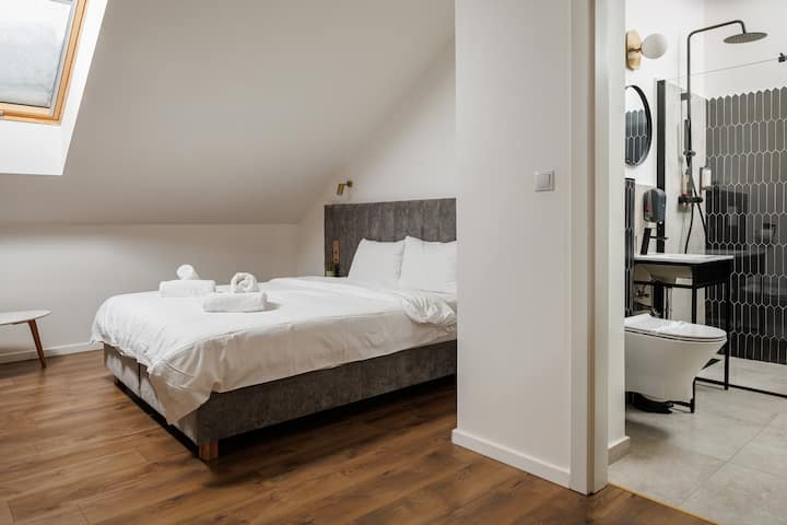 Stijlvolle kamer met queensize bed, zachte kussens, fris beddengoed, zachte handdoeken, verwarming, airconditioning, koffiezetapparaat, slippers en een volledig uitgeruste badkamer