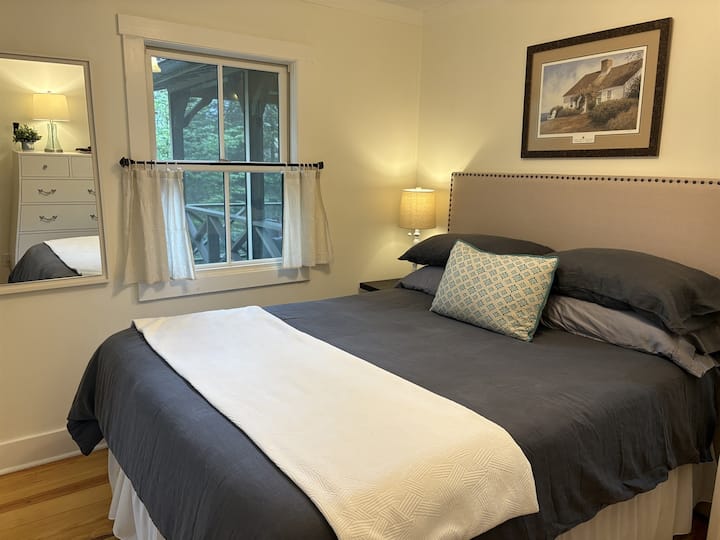 Queen Room: Comfortable bedrooms for families, friends or kids.