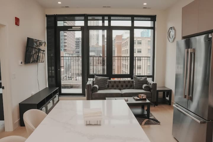 River North | Private Balcony With In&Out Parking
